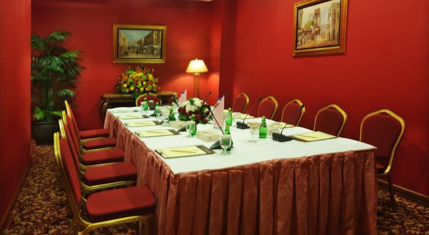 מכה Makarem Ajyad Makkah Hotel מראה חיצוני תמונה The photo shows a conference or meeting room with a long table set up for discussions or presentations. The table is covered with a white tablecloth and has several place settings, including notepads and pens. There are green bottles of water on the 