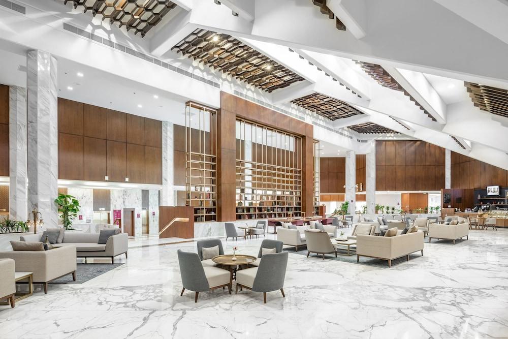 מכה Makarem Ajyad Makkah Hotel מראה חיצוני תמונה The photo shows a spacious and modern hotel lobby. It features a high ceiling with an elegant design, incorporating wooden accents and contemporary lighting. The floor is made of white marble, creating a bright and open atmosphere. 

In the foregroun