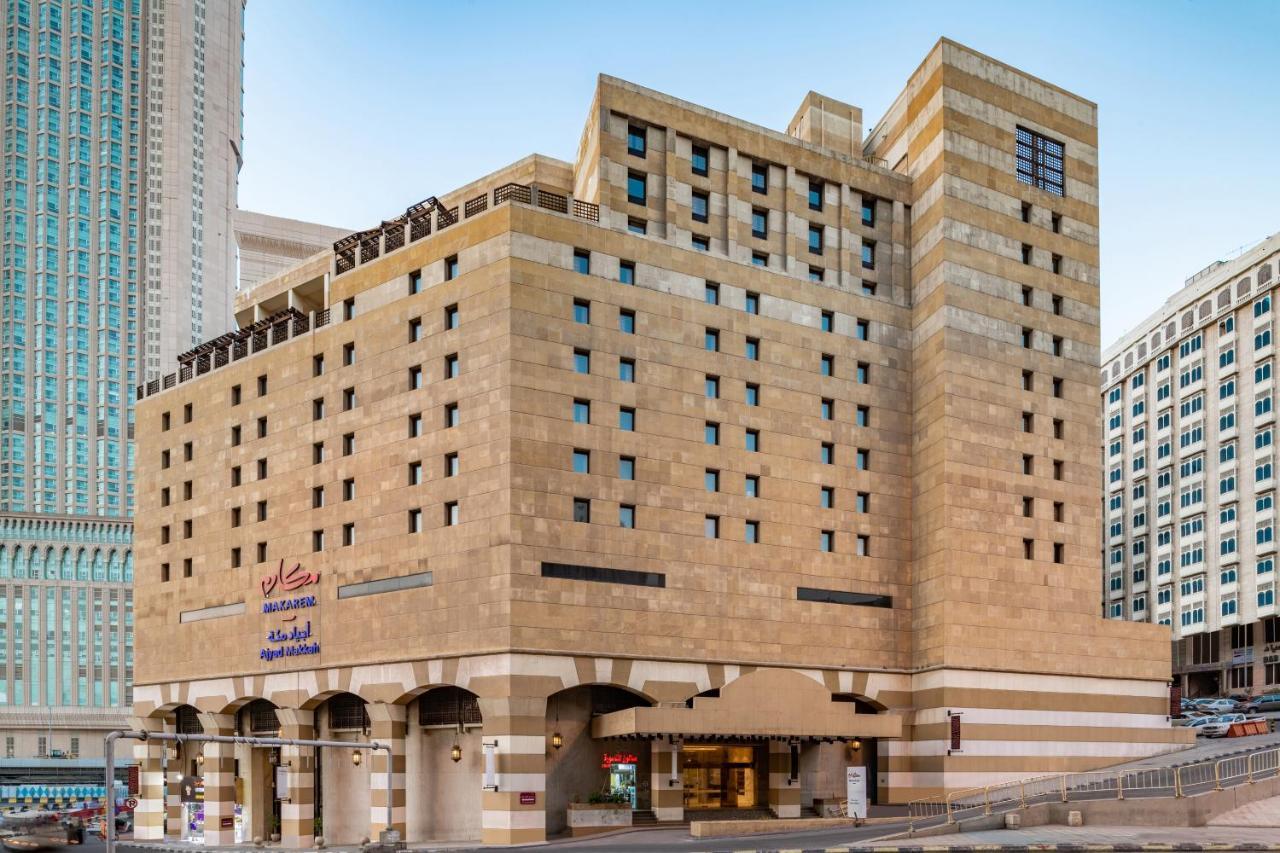 מכה Makarem Ajyad Makkah Hotel מראה חיצוני תמונה The photo shows a multi-story building with a distinctive architectural style. The facade features a combination of textured stone and concrete, giving it a contemporary yet somewhat traditional appearance. The building has multiple windows arranged 