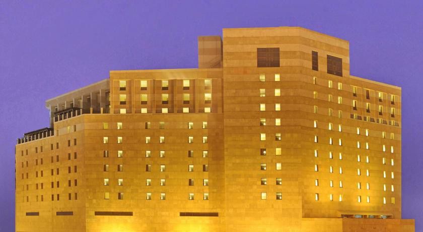 מכה Makarem Ajyad Makkah Hotel מראה חיצוני תמונה The photo shows a large building, likely a hotel or a similar establishment. The structure is designed with a modern aesthetic, featuring a facade made of light-colored materials. The building has multiple floors, with several windows illuminated, su